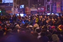 Mỗi buổi lễ, tại trục cầu vượt Ngã Tư Sở lại chật cứng người, lực lượng công an giao thông, công an phường phải tham gia làm nhiệm vụ giữ trật tự đến khi buổi lễ kết thúc. (Ảnh: Minh Sơn/Vietnam+)