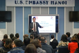 Ngài Đặc Sứ Randy Berry đã thảo luận cùng các bạn trẻ Việt Nam về quyền và trách nhiệm của cộng đồng người LGBT. (Ảnh: Minh Sơn/Vietnam+)