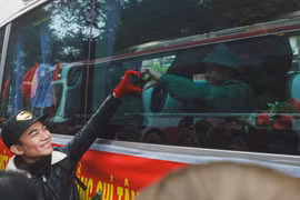 Lời hứa với người đi xa. (Ảnh: Minh Sơn/Vietnam+)