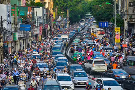 hững năm gần đây, lượng phương tiện tăng đột biến khiến cho giao thông của Hà Nội ở nhiều tuyến phố gần như bị 'tê liệt' nhất là vào giờ cao điểm. (Ảnh: PV/Vietnam+)