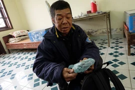 Ông Quyết xúc động vì Tết này ông đã có một nơi ăn chốn nghỉ tạm thời. (Ảnh: PV/Vietnam+)