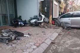 Chiếc ôtô mất lái đâm gục hoàng loạt xe máy khiến 2 người tử vong tại chỗ. (Ảnh: PV/Vietnam+)