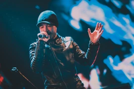 Trần Lập thể hiện ca khúc ‘Đôi bàn tay’ do chính anh sáng tác dành riêng cho liveshow lần này. (Ảnh: Minh Sơn/Vietnam+)