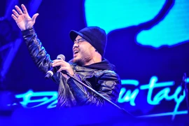 Trần Lập xuất hiện cuối chương trình nhưng không có nghĩa liveshow đã hết nhiệt. Thủ lĩnh nhóm Bức tường đã thắp lên hàng ngàn ngọn lửa cho các khán giả đồng thời truyền thông điệp đầy ý nghĩa: Hãy cùng nhau chung tay để đẩy lùi căn bệnh ung thư. (Ảnh: Mi