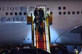 Tổng thống Pháp Francois Hollande đã đặt chân xuống Sân bay Quốc tế Nội Bài. (Ảnh: PV/Vietnam+)