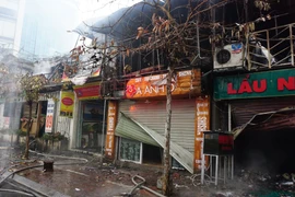 Đám cháy đã thiêu rụi 6 ki ốt trên phố Nguyễn Khang. (Ảnh: PV/Vietnam+)