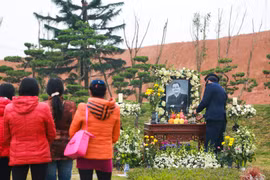 Theo nguyện vọng, nhạc sĩ Thanh Tùng được đưa về nơi yên nghỉ tại một ngọn đồi nằm trong khuôn viên của Công viên Thiên Đức (huyện Phù Ninh, tỉnh Phú Thọ). (Ảnh: My Nguyễn/Vietnam+)