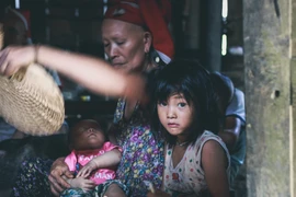 Nỗi sợ hãi núi lở, nước lớn còn hằn lên gương mặt tái dại, xanh lét và lấm lem bùn của những đứa trẻ.