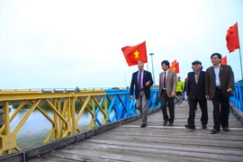 Đại sứ Mỹ bước qua vạch trắng kẻ ngang. Trong quá khứ, đây là ranh giới phân chia 2 nửa cây cầu Hiền Lương cũng là chia nửa đất nước. (Ảnh: Minh Sơn/Vietnam+)