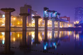 Đêm 20/1, những thanh dầm khổng lồ đầu tiên đã bắt đầu được lao qua các nhịp trụ cầu của tuyến đường sắt trên cao Cát Linh - Hà Đông đoạn qua hồ Hoàng Cầu (Đống Đa, Hà Nội). (Ảnh: Minh Sơn/Vietnam+)