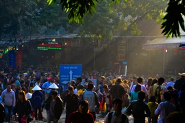 Những người không kiên nhẫn sẽ tự mình bộ hành leo núi lên đền Trình và chùa Thiên Trù. (Ảnh: PV/Vietnam+)