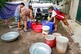 Sau khi nguồn nước sạch bị mất được 9 ngày, rất nhiều hộ dân đã được 'giải cứu' bằng một xe bồn chở nước sạch của công ty cấp nước Hà Nội. (Ảnh: Minh Sơn/Vietnam+)