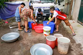 Sau khi nguồn nước sạch bị mất được 9 ngày, rất nhiều hộ dân đã được 'giải cứu' bằng một xe bồn chở nước sạch của công ty cấp nước Hà Nội. (Ảnh: Minh Sơn/Vietnam+)