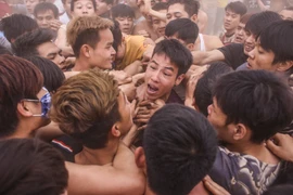 Một thanh niên hoảng loạn khi bị ‘bao vây’ mà không cách nào thoát ra được. (Ảnh: Minh Sơn/Vietnam+)