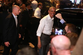 Tổng thống Obama tỏ ra rất thoải mái sau khi thưởng thức bún chả. (Ảnh: Minh Sơn/Vietnam+)