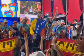 Ông Maduro nhún nhảy ăn mừng sau khi tái đắc cử Tổng thống Venezuela