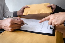 Khi cho vay, Trần Quí Thanh không làm hợp đồng vay tiền có cầm cố tài sản mà buộc các doanh nghiệp, cá nhân phải làm hợp đồng chuyển nhượng dự án, cổ phần trong dự án.
