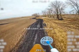 Hai drone FPV Nga "hỏi thăm sức khỏe" đôi xe bọc thép chở lính Ukraine