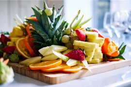 Ăn trái cây có khả năng giúp giảm nguy cơ bị trầm cảm khi về già. (Nguồn: Yahoo News)