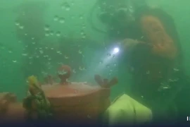 Thợ lặn kiểm tra tình trạng xác tàu MTKR Jason Bradley. (Nguồn: Rappler)