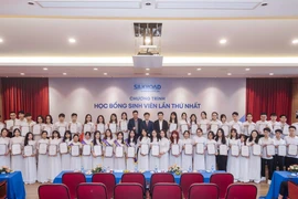 Hình ảnh hoạt động trao tặng học bổng của SILKROAD HANOI JSC cho các sinh viên ở Hà Nội.