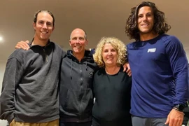 Hai anh em Jake và Callum Robinson chụp ảnh cùng cha mẹ họ. (Nguồn: CNN)