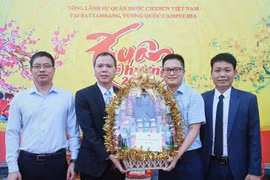 Đại diện Đại sứ quán Việt Nam tại Campuchia chúc mừng Tổng Lãnh sự quán Việt Nam tại tỉnh Battambang nhân dịp Tết Nguyên đán Giáp Thìn 2024. (Ảnh: Quang Anh/TTXVN)