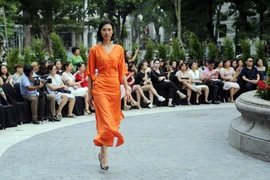 Người mẫu trình diễn tại Lễ khai mạc. (Ảnh: Trần Việt/TTXVN)