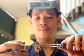Kiểm tra sản phẩm nhẫn sau khi đánh bóng. (Ảnh: Trần Việt/TTXVN)