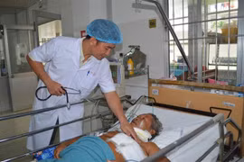 Bác sỹ thăm khám cho bệnh nhân sau phẫu thuật. (Ảnh: TTXVN phát)
