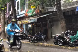 Mưa giông tại một số khu vực nội thành Hà Nội. (Ảnh: Huy Hùng/TTXVN)