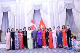 Đại sứ Nguyễn Đức Hòa và phu nhân chụp ảnh lưu niệm với cán bộ nữ của các cơ quan đại diện Việt Nam tại Canada. (Ảnh: Vũ Quang Thịnh/TTXVN)