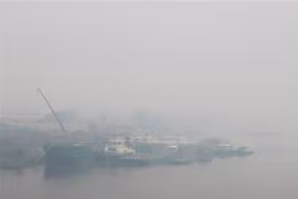 Khói mù do ô nhiễm bao trùm đường phố ở Pontianak, Tây Kalimantan, Indonesia. (Ảnh: AFP/TTXVN)