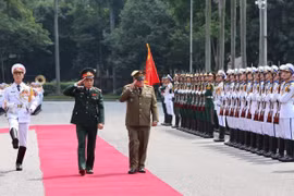 Thượng tướng Phan Văn Giang và Thượng tướng Álvaro López Miera duyệt đội danh dự Quân đội Nhân dân Việt Nam. (Ảnh: Dương Giang/TTXVN)
