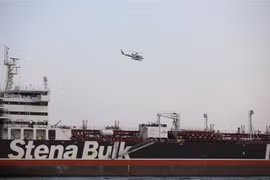 Tàu chở dầu Stena Impero treo cờ Anh ở gần Eo biển Hormuz, Iran ngày 21/7/2019. (Ảnh: THX/TTXVN)