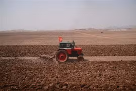 Một máy kéo được người dân Triều Tiên sử dụng trong nông nghiệp tại một địa phương nằm trên lộ trình từ Bình Nhưỡng tới tỉnh Bắc Phyongan. (Ảnh: AFP/TTXVN)