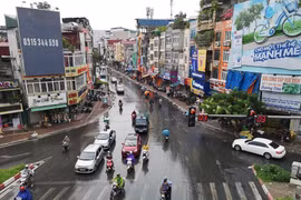 Người dân Thủ đô đón thời tiết chuyển mùa. (Ảnh: Thanh Tùng/TTXVN)