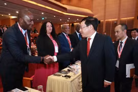 Phó Thủ tướng, Bộ trưởng Bộ Ngoại giao Phạm Bình Minh với các đại sứ, đại biện, đại diện các nước Trung Đông-châu Phi tại Việt Nam. (Ảnh: Lâm Khánh/TTXVN)