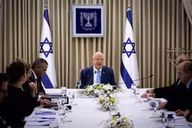 Tổng thống Israel Reuven Rivlin (giữa) trong cuộc họp tham vấn với các thành viên đảng Xanh-Trắng tại Jerusalem ngày 22/9/2019. (Ảnh: THX/TTXVN)