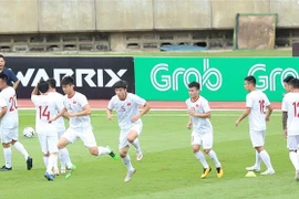 Các cầu thủ trong bài tập khởi động trên sân Thammasat. (Ảnh: Hoàng Linh/TTXVN)