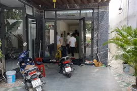 Các chủ nợ kéo đến ngôi nhà số 8 đường Cẩm Nam 4 (phường Hòa Xuân, quận Cẩm Lệ, thành phố Đà Nẵng). (Ảnh: Quốc Dũng/TTXVN)