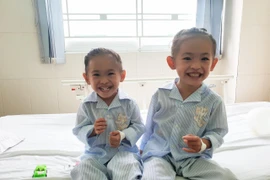 Hai bé khỏe mạnh sau ca can thiệp. (Ảnh: TTXVN phát)