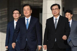 Giám đốc Cơ quan tình báo quốc gia (NIS) Hàn Quốc Suh Hoon (phải, phía trước) tại căn cứ quân sự ở Seongnam, phía nam Seoul ngày 5/9/2018. (Ảnh: AFP/TTXVN)