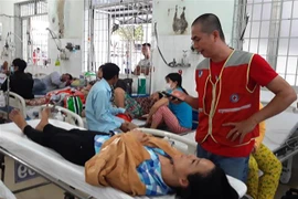 Chị Trần Thị Tuyết Mai được đưa đi cấp cứu tại Bệnh viện đa khoa tỉnh Tây Ninh. (Ảnh: Lê Đức Hoảnh/TTXVN)