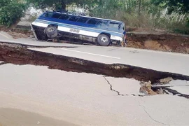 Tuyến đường bị hư hại sau trận động đất tại khu vực Mirpur thuộc vùng lãnh thổ Kashmir do Pakistan kiểm soát ngày 24/9/2019. (Ảnh: THX/ TTXVN)