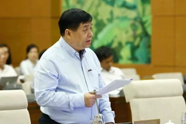 Bộ trưởng Bộ Kế hoạch và Đầu tư Nguyễn Chí Dũng trình bày tờ trình. (Ảnh: Văn Điệp/TTXVN)