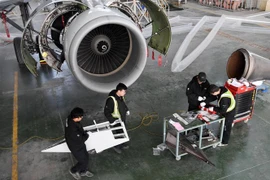 Nhân viên Tập đoàn Airbus hiệu chỉnh một phần động cơ tại chi nhánh của tập đoàn ở Lan Châu, tỉnh Cam Túc, Trung Quốc. (Ảnh: THX/TTXVN)