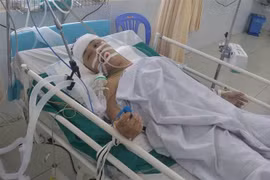 Anh Vũ Văn Hiếu đang tiếp tục được theo dõi, điều trị phục hồi chức năng. (Ảnh: Lê Xuân/TTXVN)