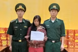 Đối tượng Đàm Thị Thể cùng tang vật. (Ảnh: TTXVN phát)