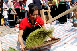 Cốm được sàng lại cẩn thận để cho ra những mẻ cốm có hương vị thơm ngon, ngọt ngào. (Ảnh: Việt Dũng/TTXVN)